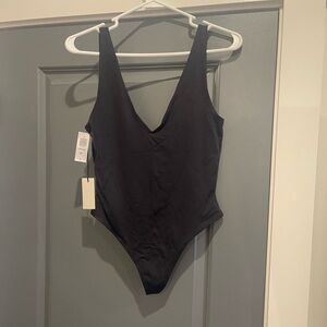 Aritzia/Babaton Contour Bodysuit, Size Medium